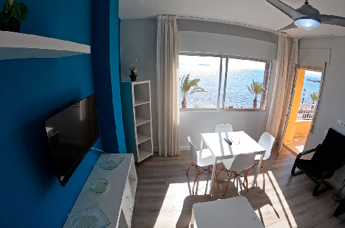 Salón comedor con vistas al paseo marítimo y la playa de Los Alcázares