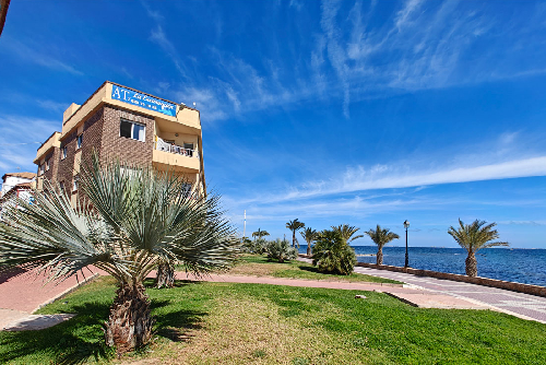 Fachada exterior  de los Apartamentos La Encarnación I en la playa de Los Alcázares