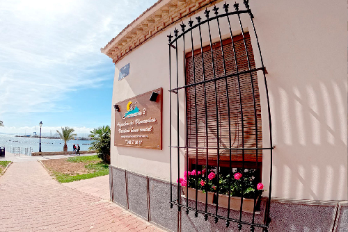 Fachada inmueble Apartamentos La Encarnación III con el Mar Menor de fondo