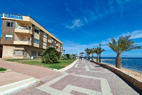 Fachada Apartamentos La Encarnación desde el paseo marítimo  y playa de Los Alcázares