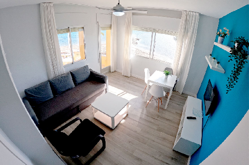 Salón Comedor de los Apartamentos Turísticos La Encarnación I con vistas a la playa y Balneario La Encarnación